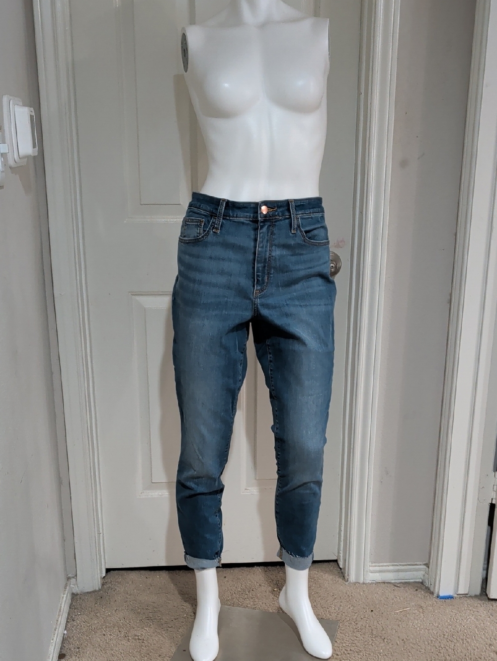 Universal Thread Cropped Tapered Jeans in Medium Blue Women's 10/30R